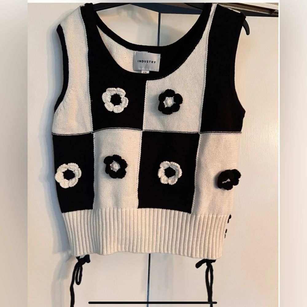 NWT *INDUSTRY REPUBLIC* Black/White Color FLORAL  L Daisy  SWEATER L NWT